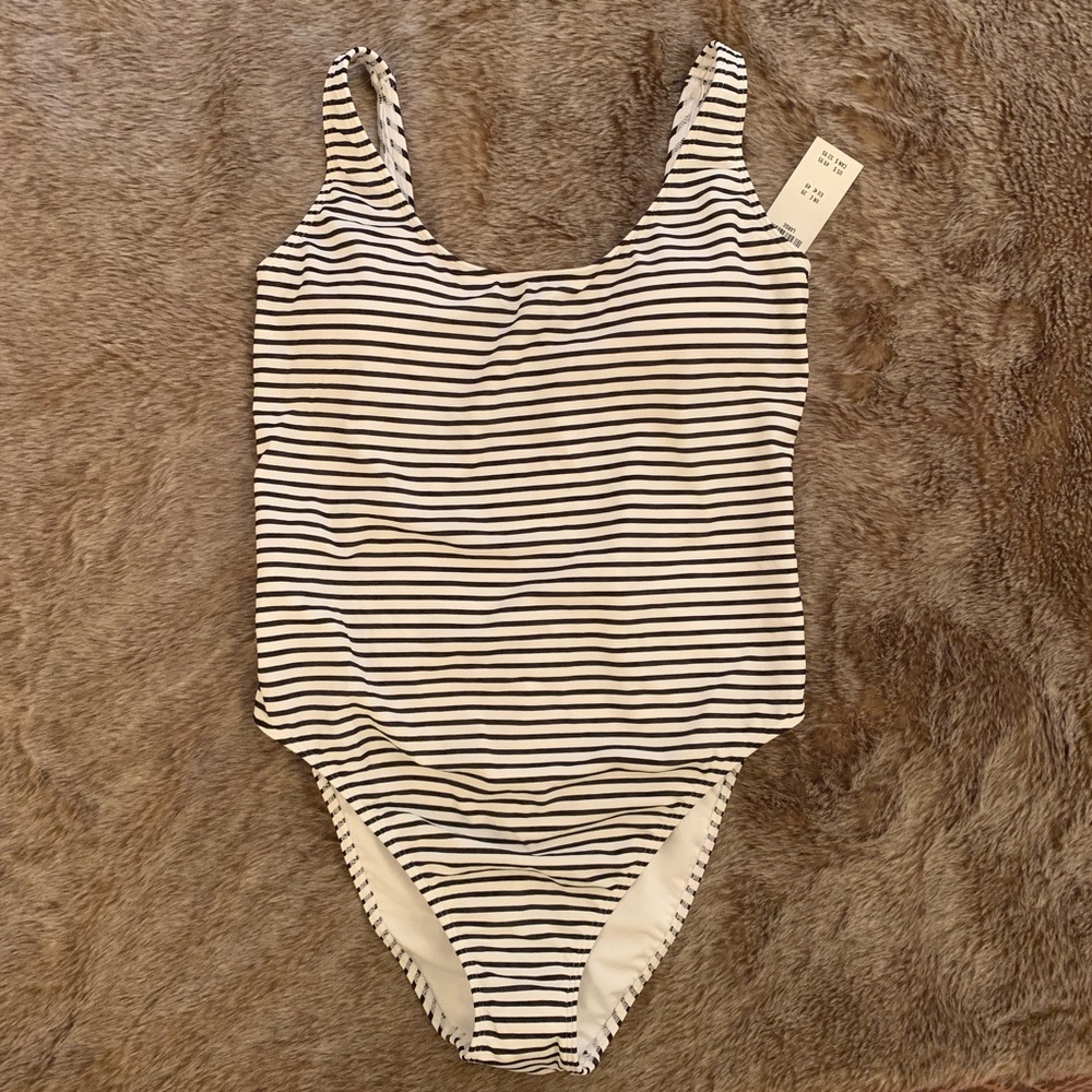Low-Back Scoop One-Piece Swimsuit